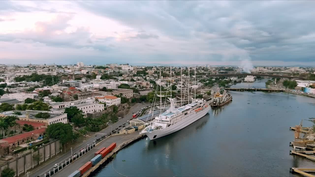 barco de windsurf msy amarrado en el puerto de la zona colonial en santo domingo en república dominicana