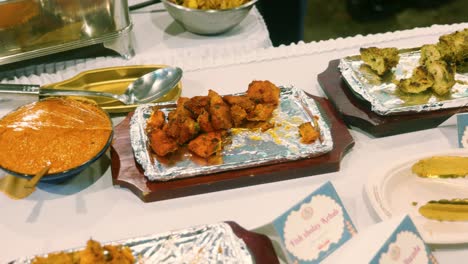 imágenes de cocina cinematográfica de 4k de un buffet de comida india para el festival de diwali con varios platos típicos indios