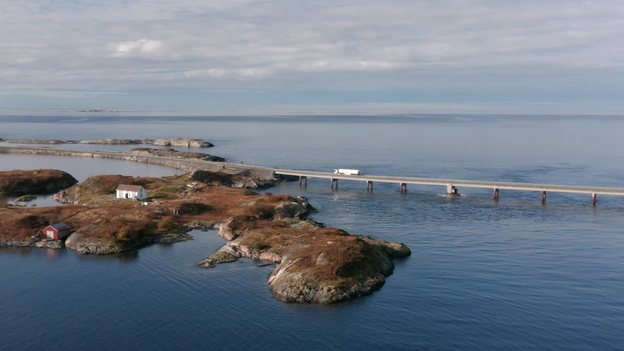 노르웨이 의 대서양 도로 를 지나가는 트럭