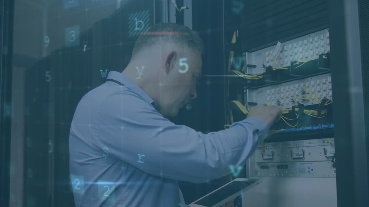 hombre trabajando en un servidor de computadora mientras los mensajes de advertencia aparecen en primer plano