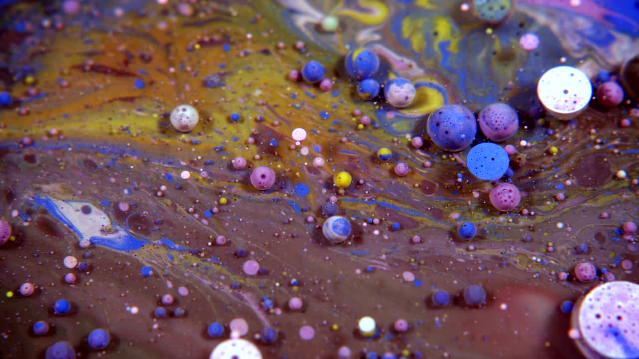 abstractas burbujas de acrílico colorido y pintura alimentaria en el agua
