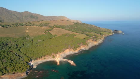 fotografía aérea de la costa en cap de creu, cataluña españa vistas del mediterráneo parque nacional llançà