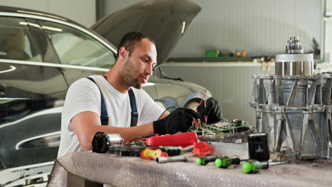 mecánico de automóviles trabajando en una transmisión