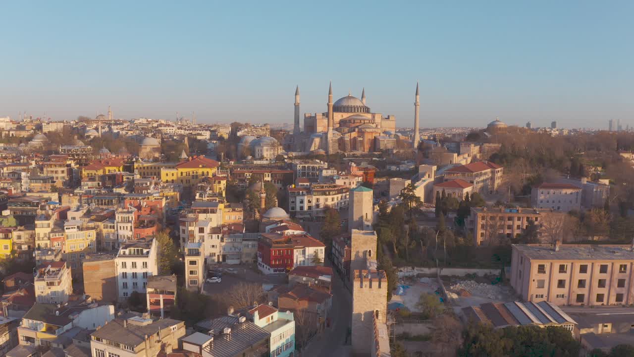 video de drones de estambul turquía en el área de sultanahmet con mezquitas turísticas