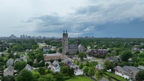 Una-Vista-Aérea-De-La-Ciudad-Verde-De-Buffalo,-Nueva-York,-Con-Nubes-De-Tormenta-En-La-Distancia.