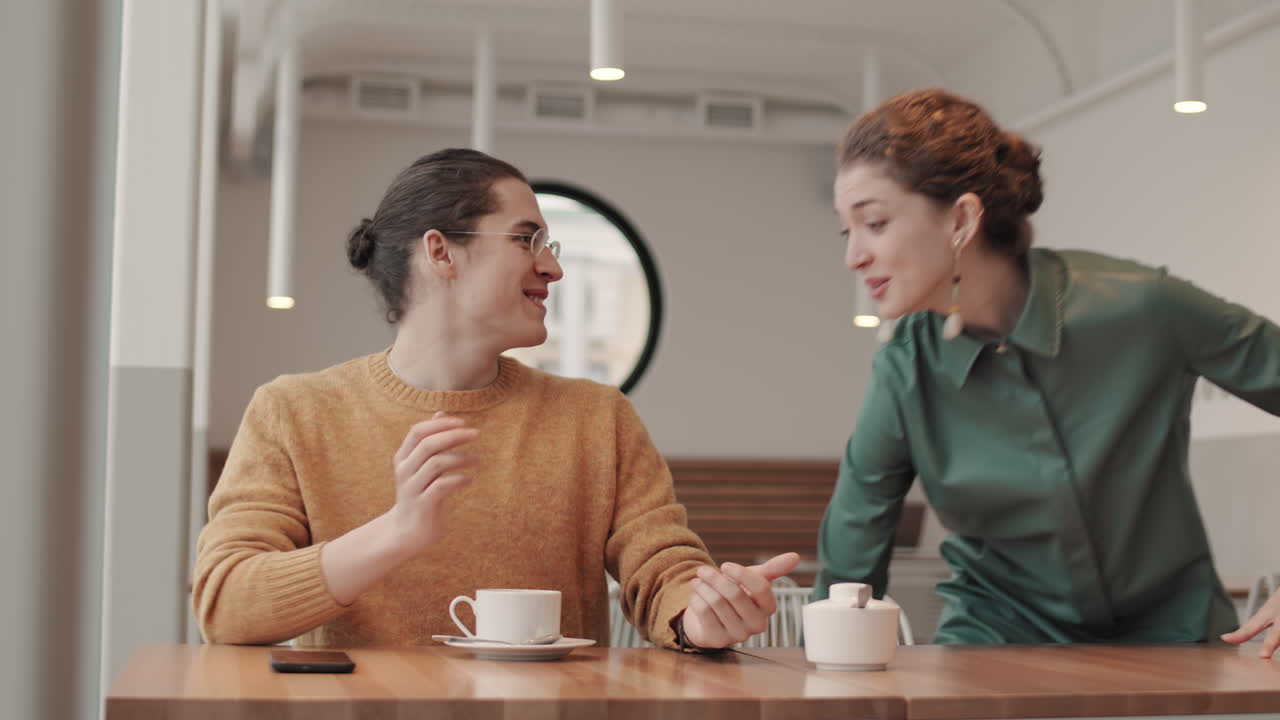 젊은 남녀가 식당에서 만난다.