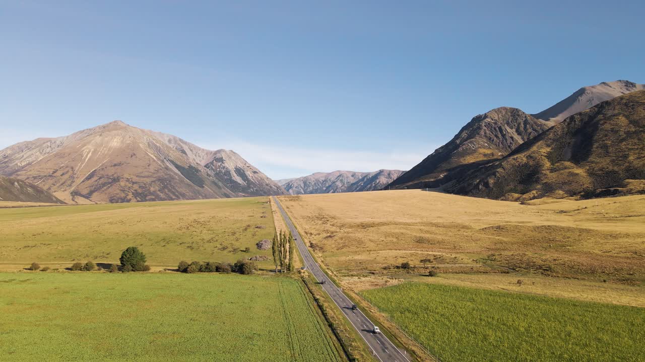 들 과 웅장 한 산 들 사이 에 있는 직선 도로