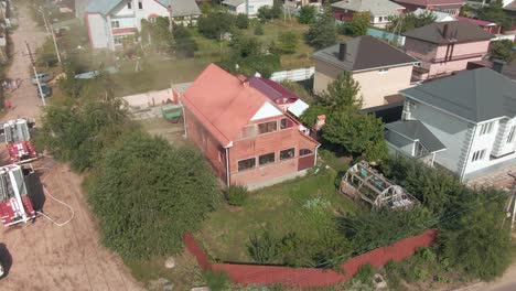 incendio de casa con camiones de bomberos y respuesta de emergencia