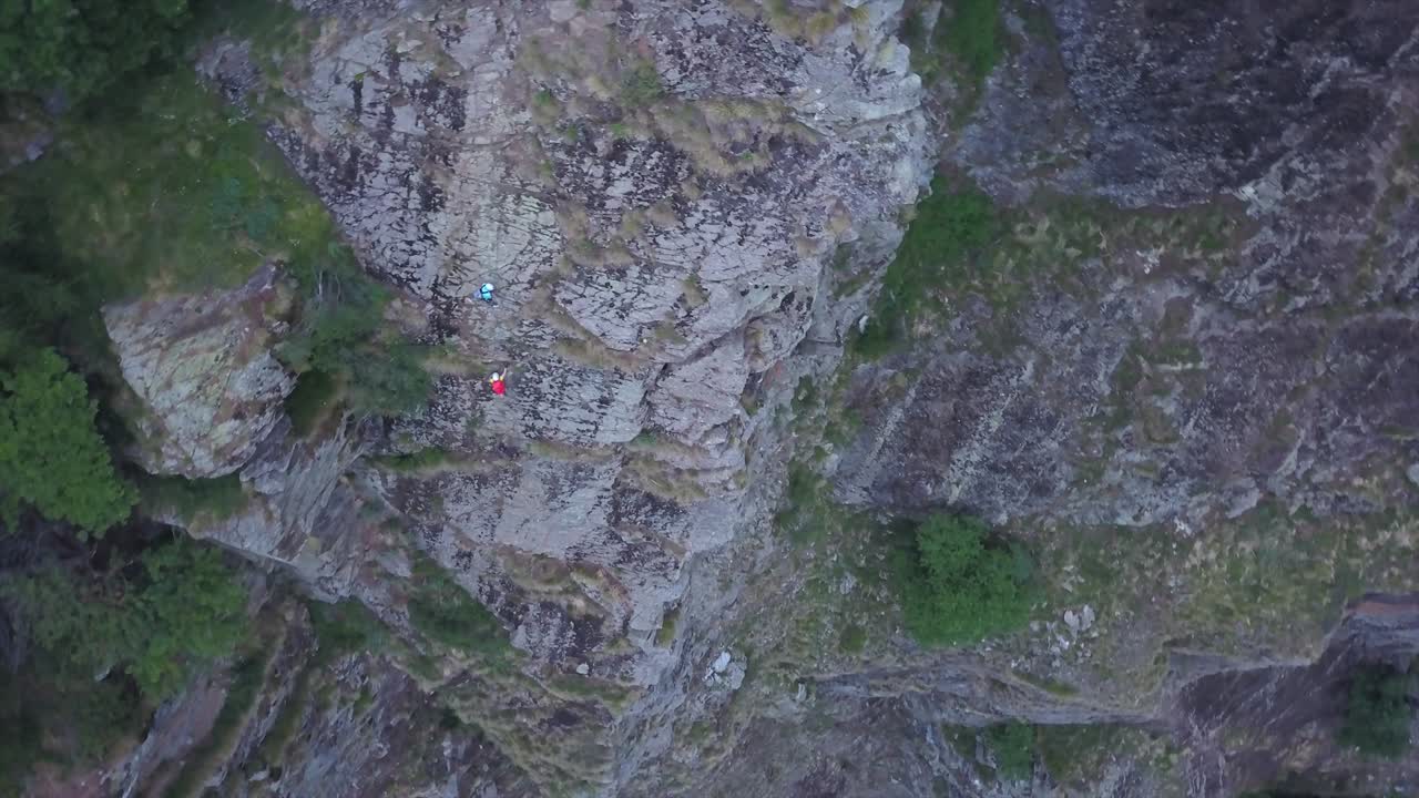 이탈리아와 스위스 국경에 있는 알프스의 마테호른 봉우리에 접근하는 사자 능선을 오르는 등반가