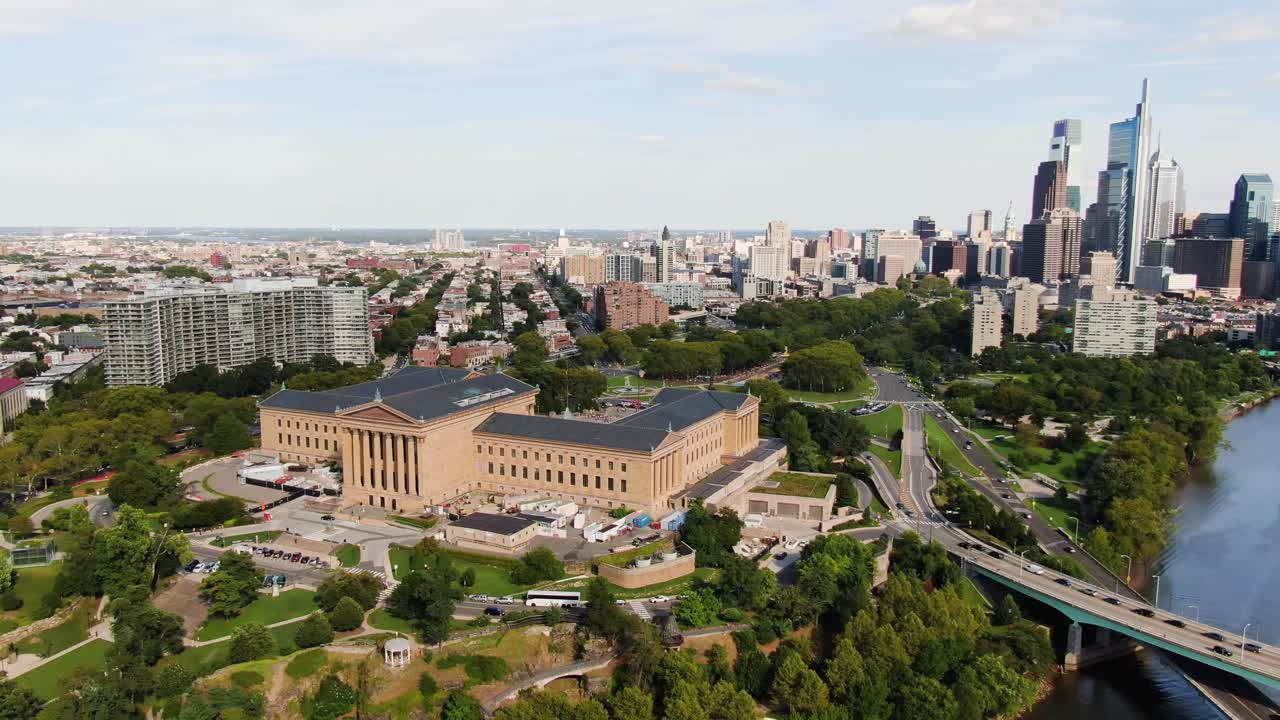 페어마운트 공원 위 미술관 근처의 웨스트 필라델피아 동네를 드러내는 공중 회전