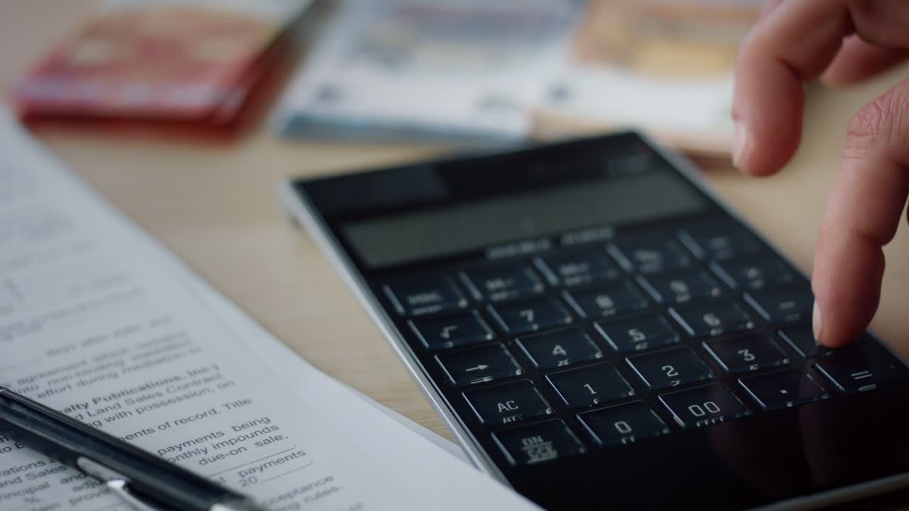 contable calculadora de trabajo contando gastos ingresos de cerca. concepto de finanzas