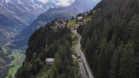 Antena:-Pequeño-Tren-De-Montaña-En-La-Región-De-Jungfraujoch-1