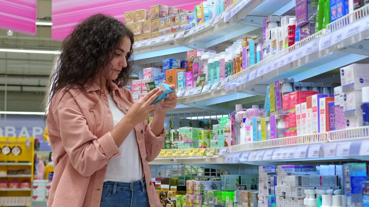 슈퍼마켓 에서 화장품 을 구입 하는 여자