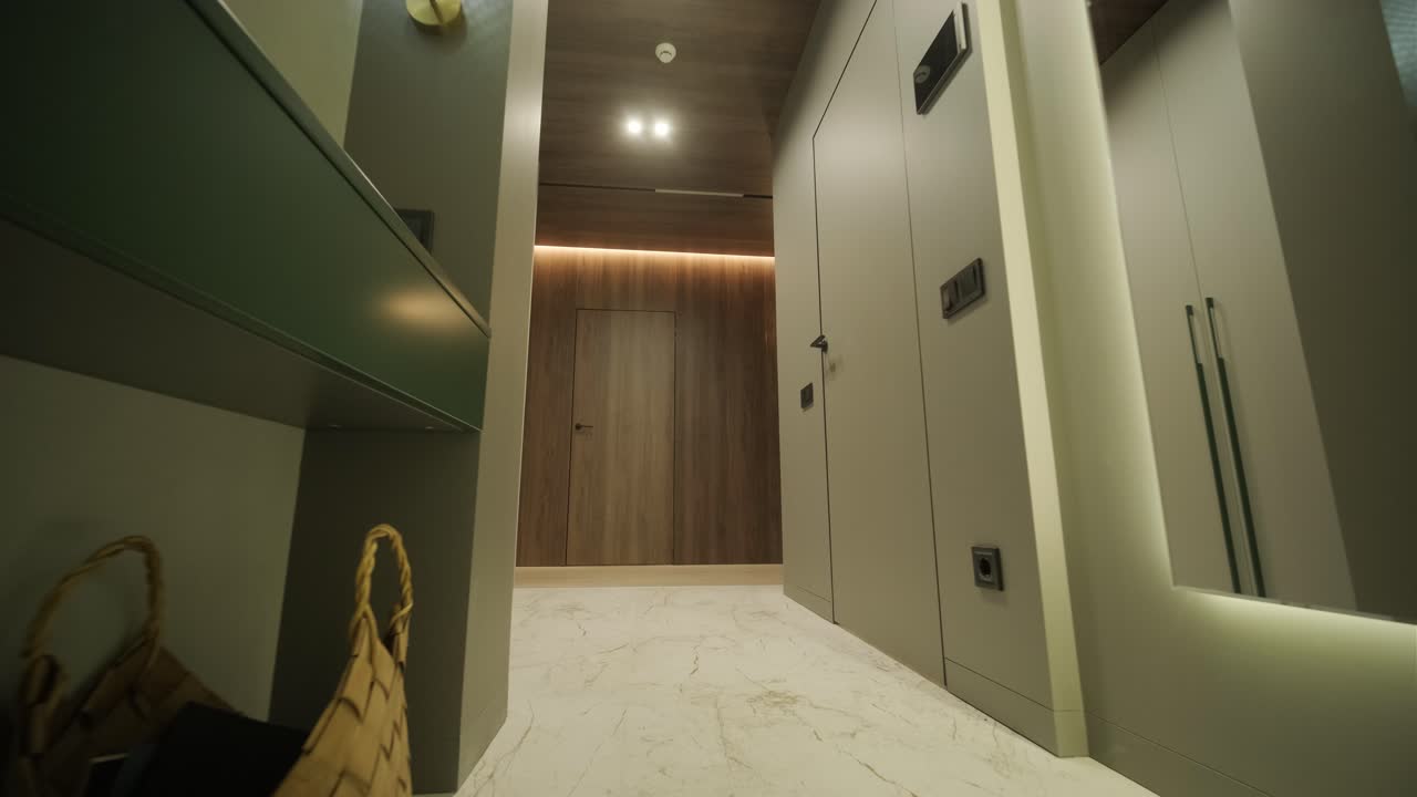 стильный и элегантный минималистский интерьер дома с чистыми линиями, нейтральными цветами и теплым окружающим освещением, создавая уютную и современную атмосферу.