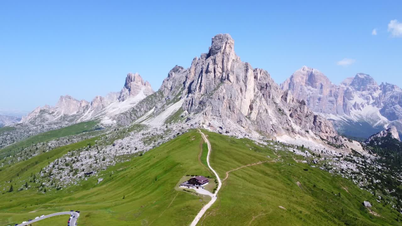 Passo giau, dolomiitit, rehevä vihreä niitty ja upeat kalliot kesällä