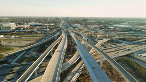 un avión no tripulado vuela en la intersección de la autopista estadounidense, la autopista interestatal 69 y la 610 a la luz del día, en el área de galleria de midtown houston, texas.
