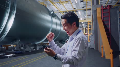 ingeniero celebrando el éxito en una fábrica
