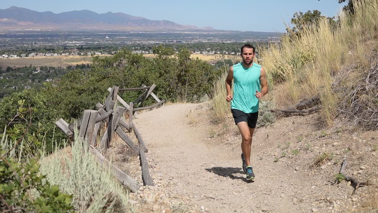 foto de un hombre activo corriendo por los senderos al aire libre de draper city, utah