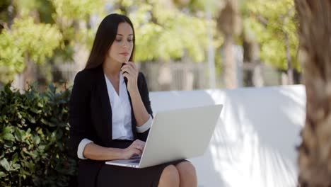 Businesswoman-working-on-a-laptop-in-a-park