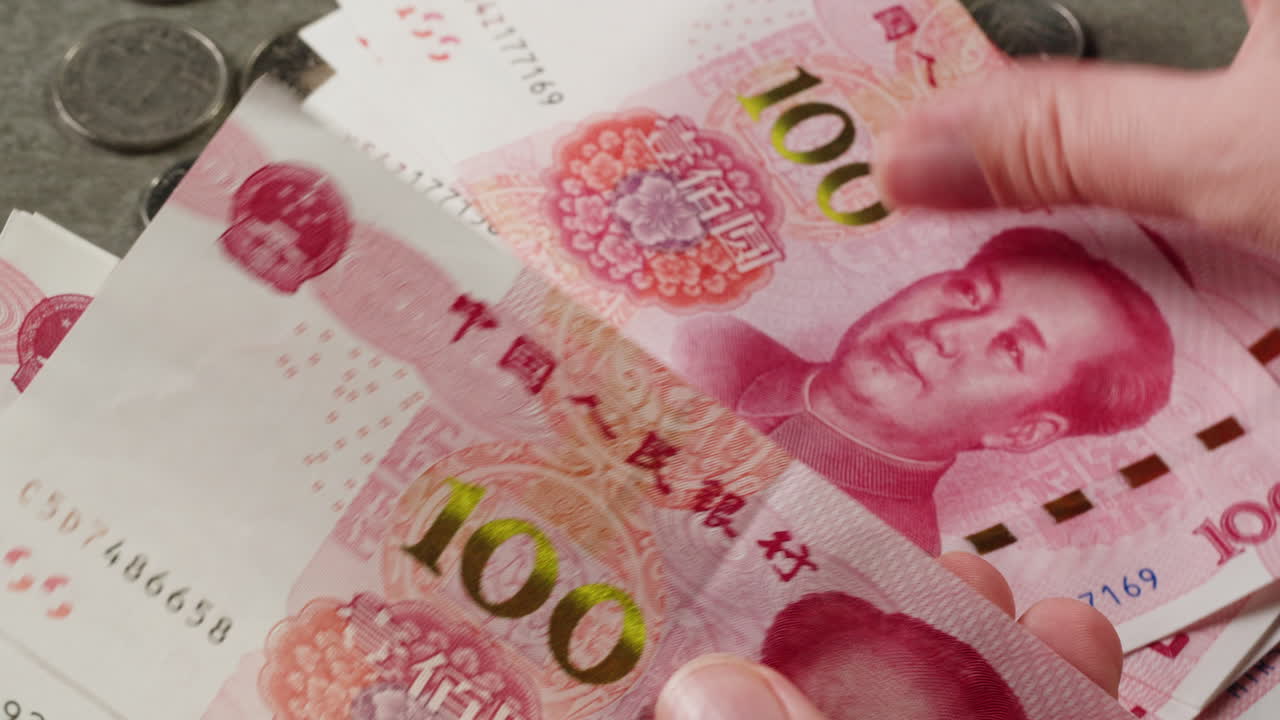 Handling Chinese Yuan Banknotes