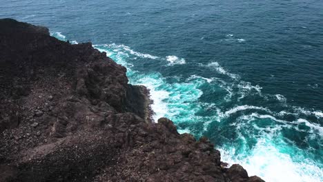 Olas-Rompiendo-En-Escarpados-Acantilados-Rocosos-En-Miradouro-Da-Ponta-Do-Queirom,-Isla-Terceira---Drone-Shot