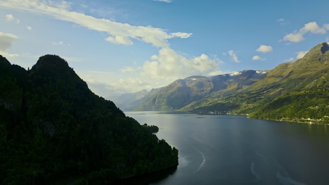 Drone flyver over Norges fjorde