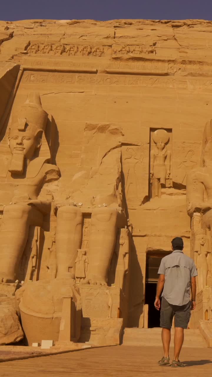 Explorando o antigo templo de Abu Simbel, no Egito