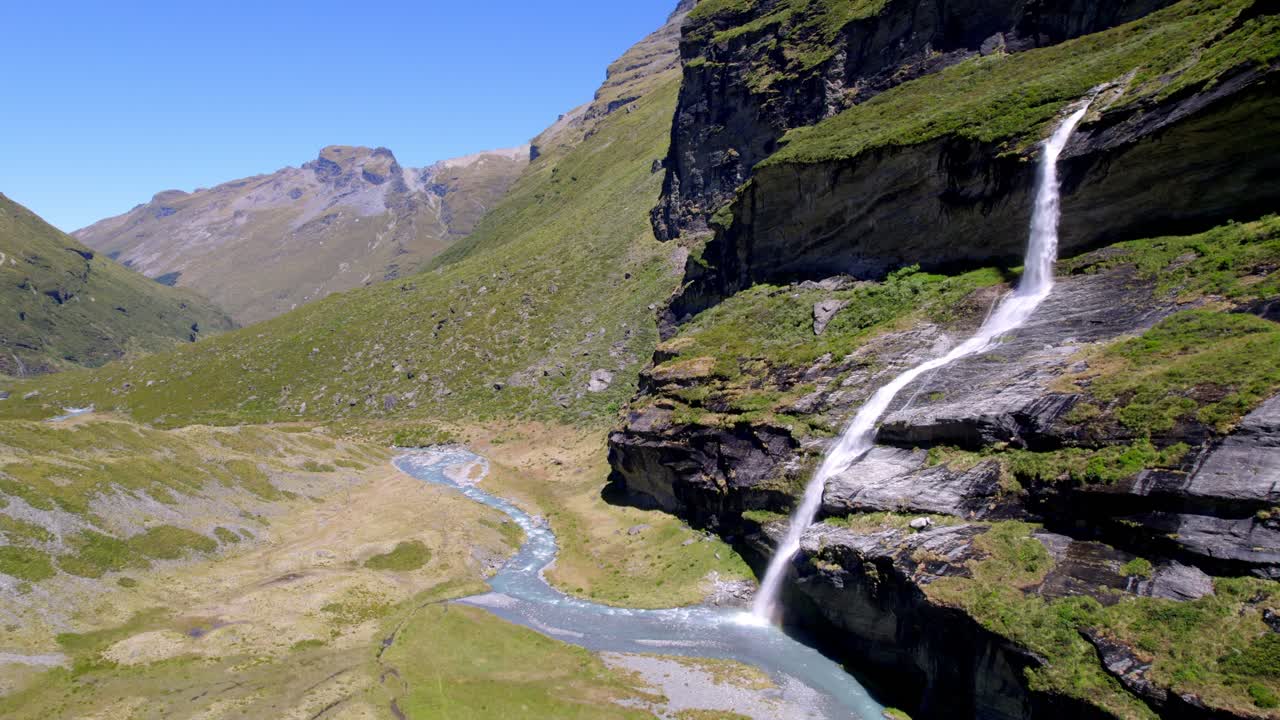seguimiento aéreo de uhd disparado hacia una cascada escarpada cerca de queenstown nueva zelanda