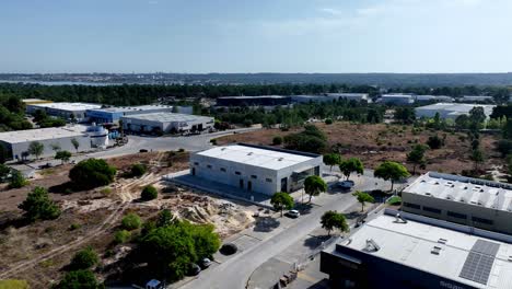 un avión no tripulado vuela sobre la zona industrial y el bosque de seixal, portugal.