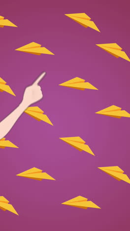 animación de una mujer hablando sobre iconos de aviones de papel
