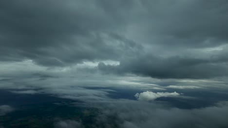 pov volando en un cielo lleno de nubes tormentosas como lo ve el piloto de un jet