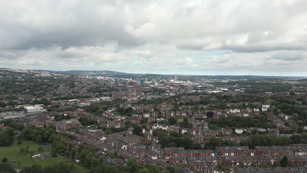 desciende drone disparado sobre los suburbios de la ciudad de sheffield, nublado