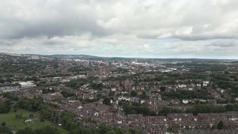 Absteigende-Drohnenaufnahme-über-Den-Vororten-Von-Sheffield,-Bewölkt