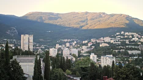 Vista-De-Una-Ciudad-Provincial-Con-Montañas-Al-Fondo,-Crimea,-Rusia