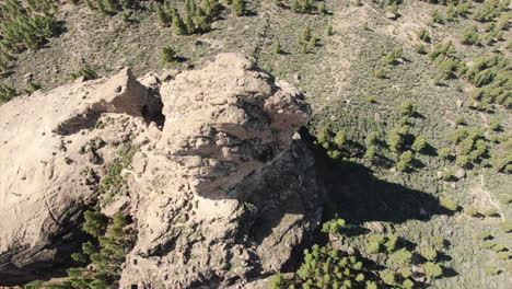 vuelo alrededor de roque nublo, una roca volcánica en la caldera de tejeda, gran canaria, islas canarias, españa