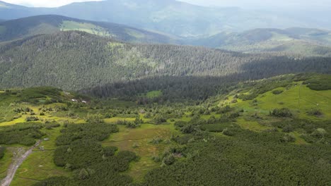 Vista-Aérea-De-Las-Montañas-Beskid-Durante-El-Día-Nublado--beskidy-Drone-4k