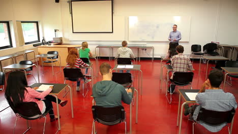 el profesor hablando a su clase.