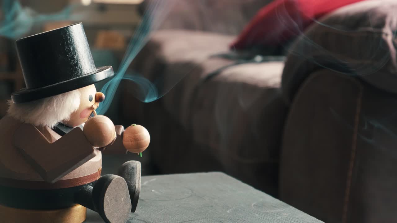 파이프에서 향을 방출하는 독일의 오래된 수제 골동품 흡연 호두 까기 인형