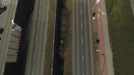 Una-Carretera-Asfaltada-Con-Un-Carril-Bici-Al-Lado-Y-Pasando-Camiones-En-Una-Gran-Ciudad-De-Polonia