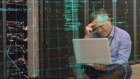 animación del procesamiento de datos sobre un hombre caucásico usando una computadora portátil en la sala de servidores