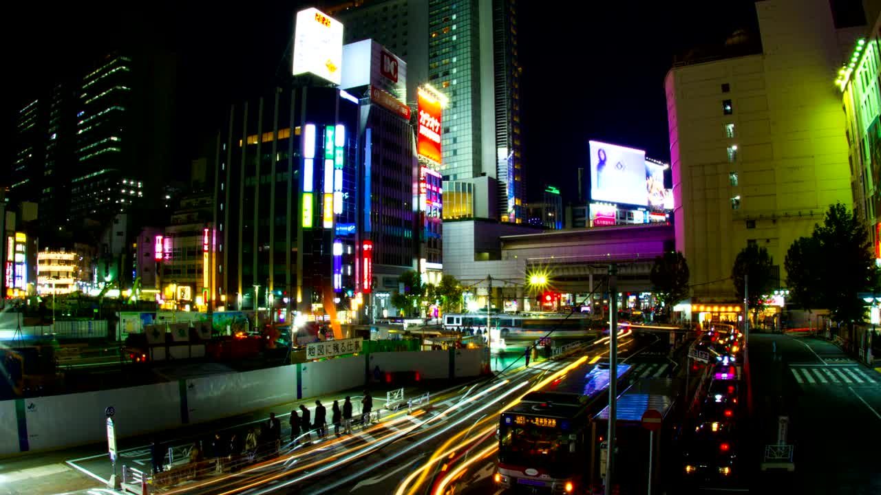 noche hiper lapse 4k en el autobús de shibuya rotativo obturador lento