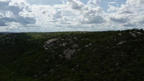 Un-Camión-Dejó-Una-Toma-Aérea-Con-Drones-De-La-Hermosa-Campiña-Verde-Y-Rocosa-De-Sítio-Novo,-Brasil,-En-El-Estado-De-Río-Grande-Do-Norte,-Con-Acantilados-Rocosos-Y-Matorrales-Salvajes-Que-Rodean-Las-Tierras-De-Cultivo