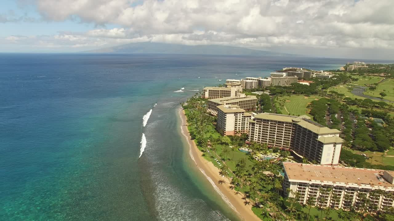 Dronekuva Mauin ja Kaanapalin rannikoista, hotelleista ja valtamerestä.