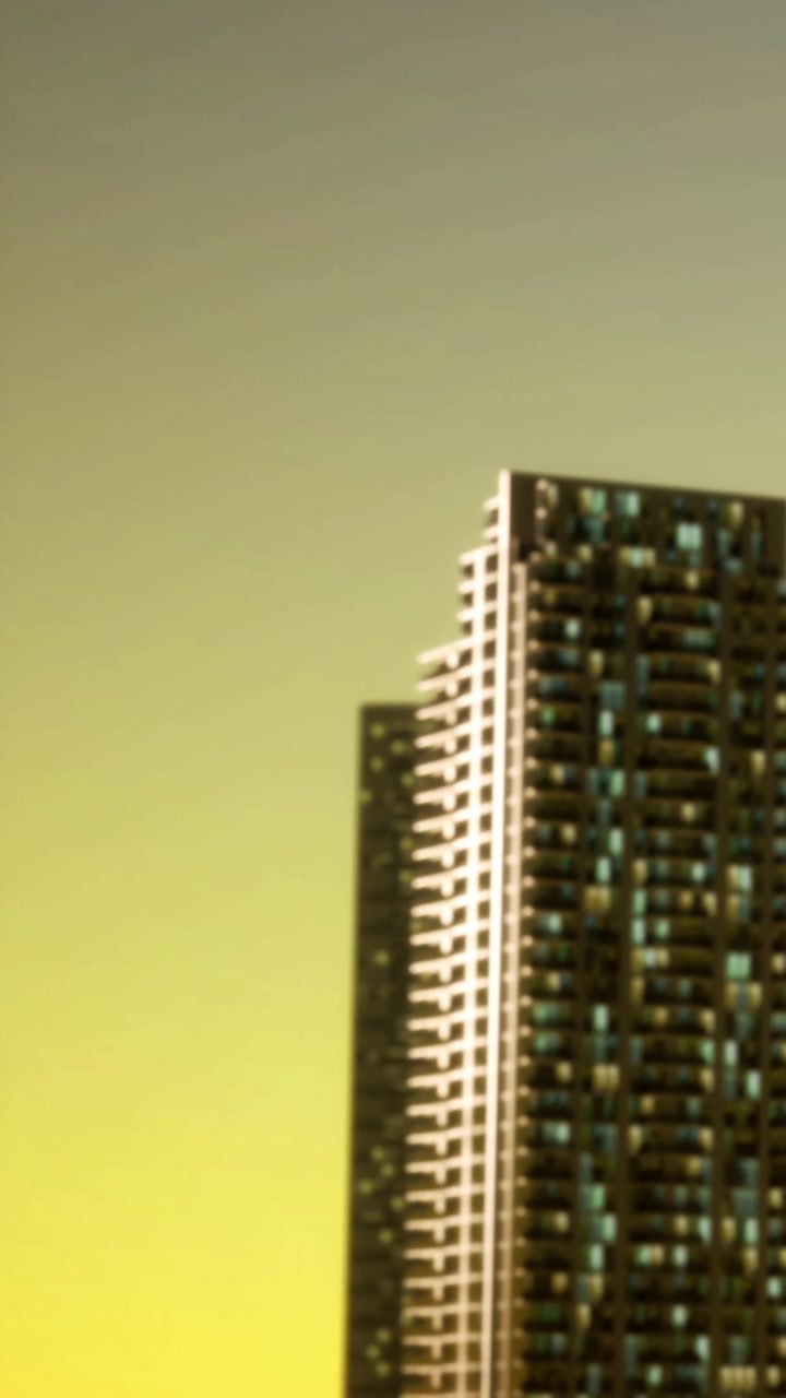 Edifícios da cidade se destacam contra o céu noturno com luzes brilhantes acesas.