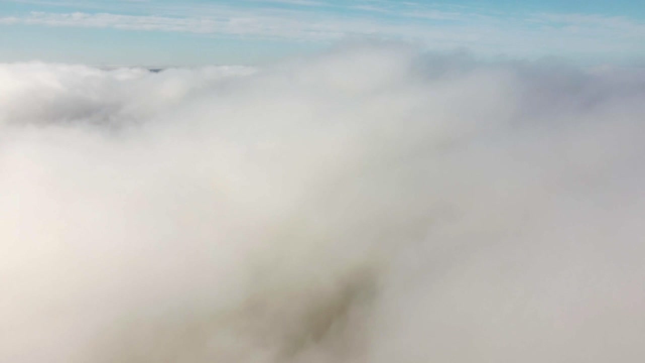 수직 리프트 비행 위에서 안개 안개 구름