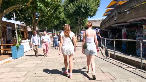 gente caminando y disfrutando del centro de southbank