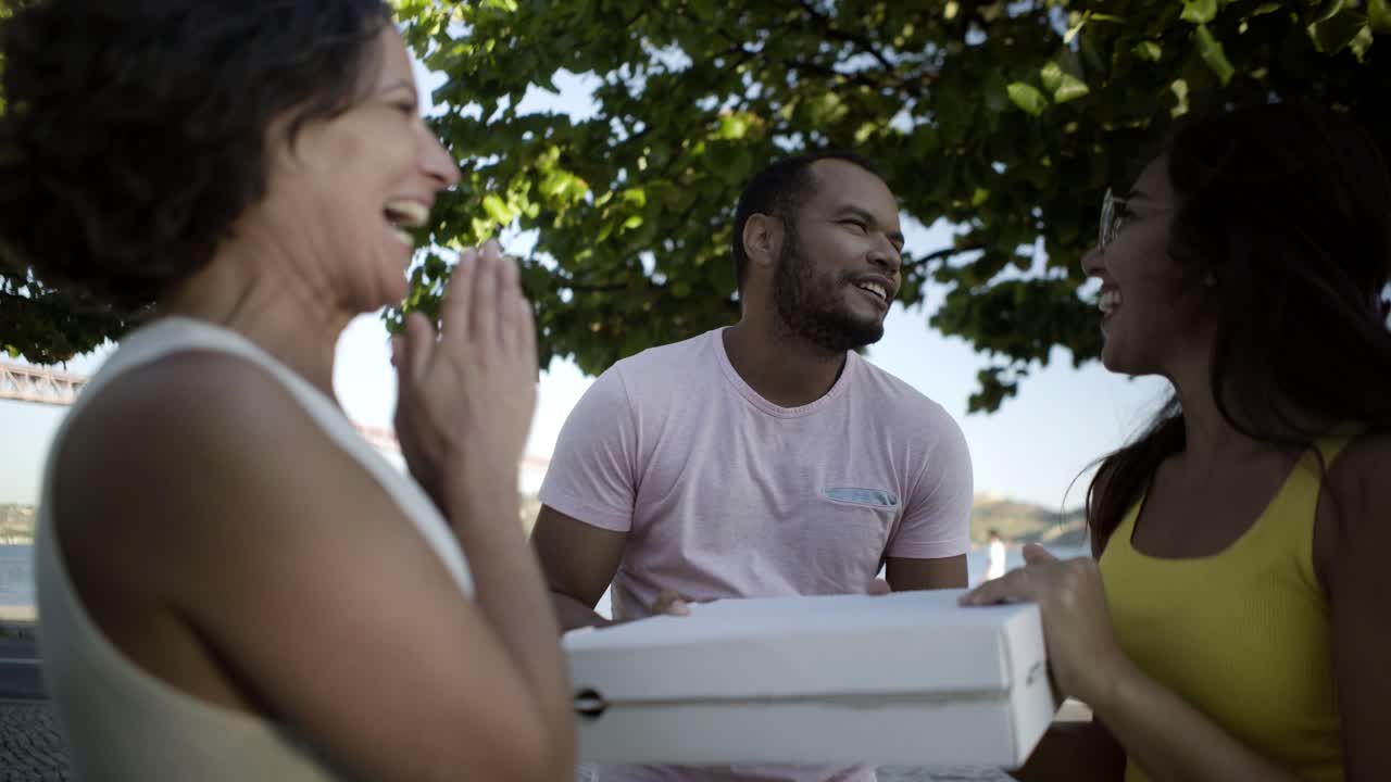 jóvenes amigos felices con cajas de pizza