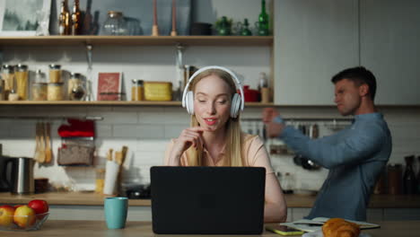 Internet-Manager-Berät-Online-Bei-Videokonferenzen.-Frau-Spricht-Auf-Konferenz.