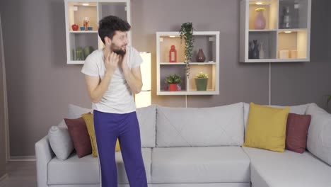 el enfermo mental se desmaya, tiene alucinaciones.