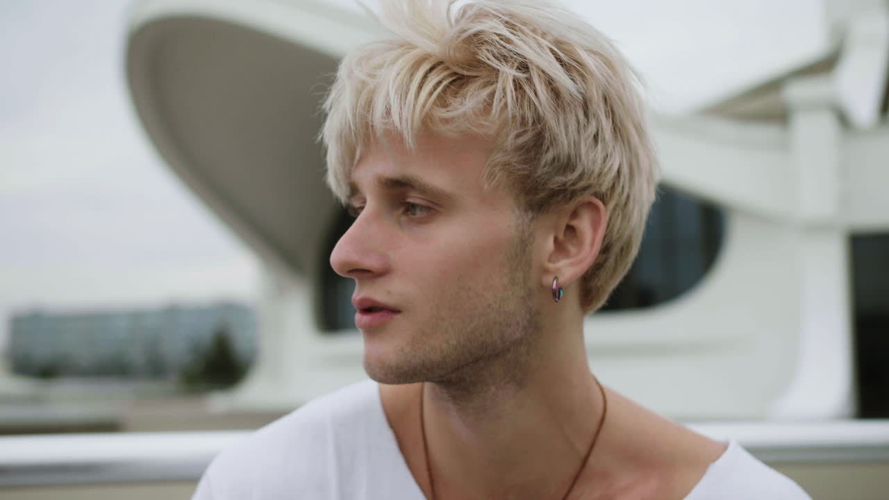 야외에서 젊은 남자